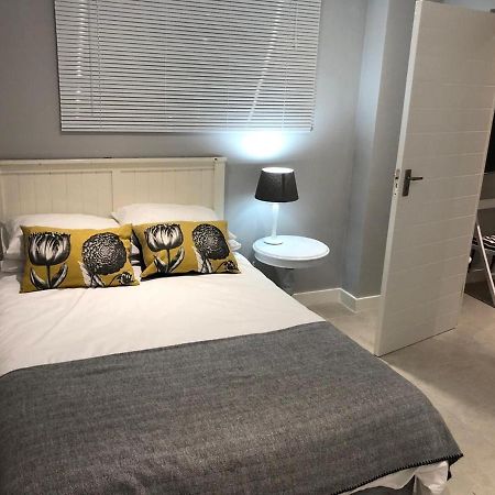 Private Bachelor Pad In Sea Point Appartement Kaapstad Buitenkant foto