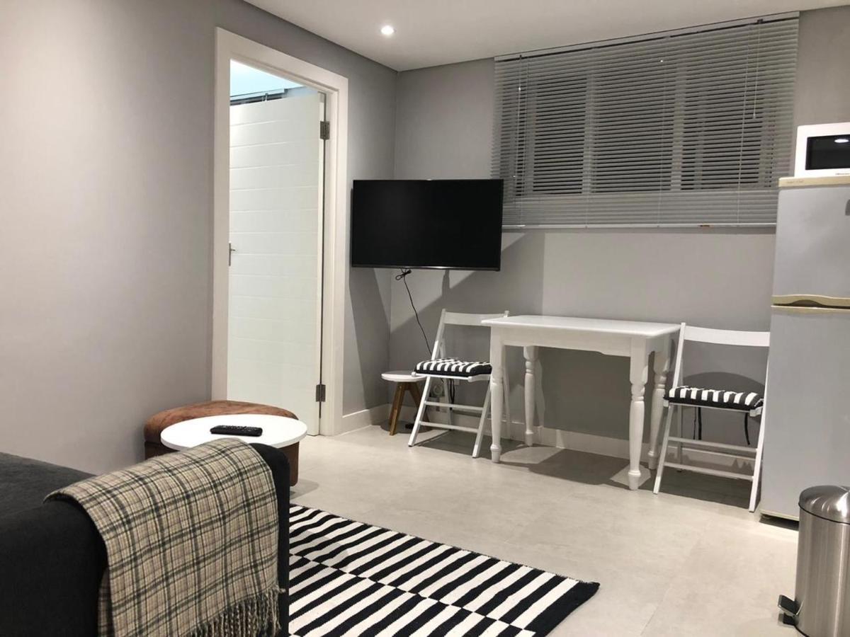 Private Bachelor Pad In Sea Point Appartement Kaapstad Buitenkant foto