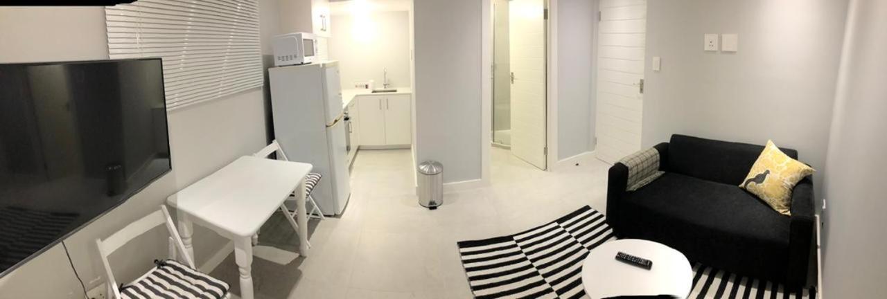 Private Bachelor Pad In Sea Point Appartement Kaapstad Buitenkant foto
