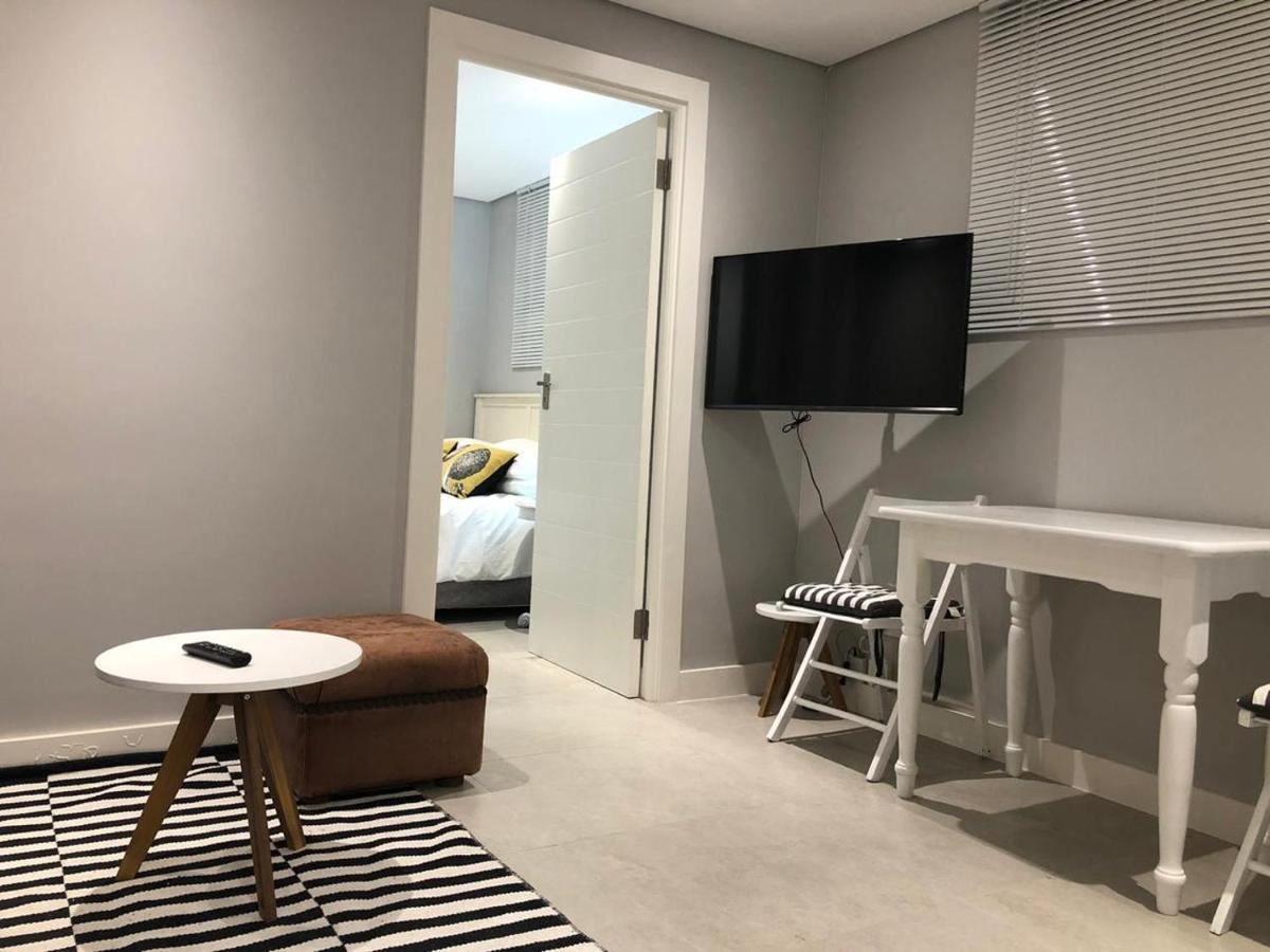 Private Bachelor Pad In Sea Point Appartement Kaapstad Buitenkant foto