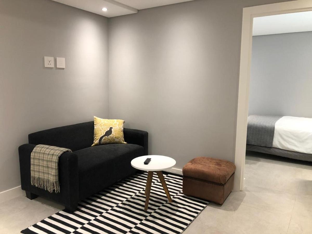 Private Bachelor Pad In Sea Point Appartement Kaapstad Buitenkant foto