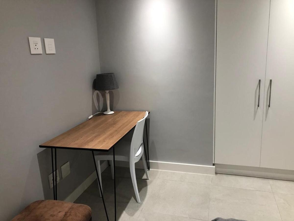 Private Bachelor Pad In Sea Point Appartement Kaapstad Buitenkant foto
