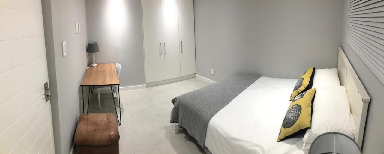 Private Bachelor Pad In Sea Point Appartement Kaapstad Buitenkant foto